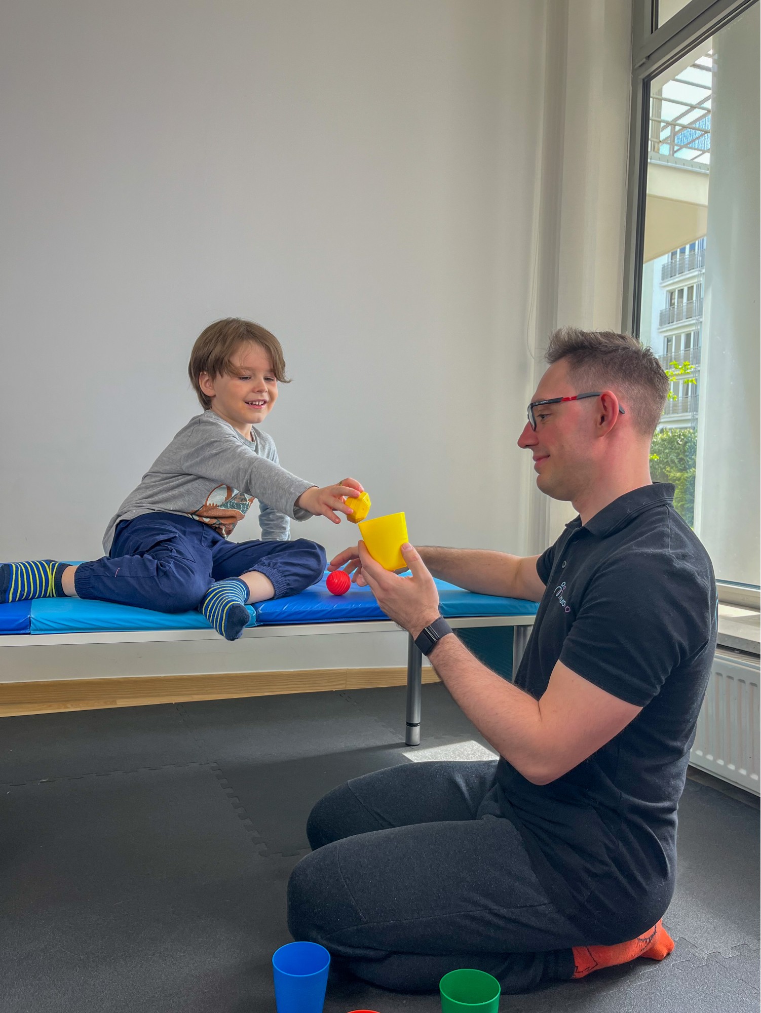 Terapeuta pracuje z dzieckiem